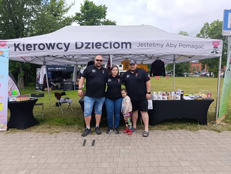 Przedstawiciele Kierowcy Dzieciom podczas Dnia Dziecka w Ogrodach Geyera